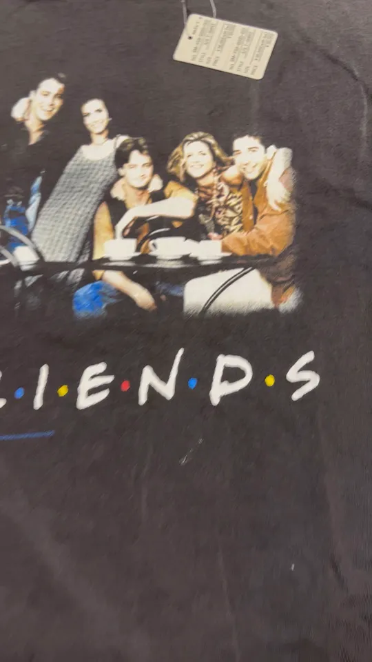 SAINT Mxxxxxx × FRIENDS FRD_SS TEE/FRIENDS/BLK Friends co-branded TEE. Black stills TEE. Washed black S-XL. The ceiling of American dramas. A must-have for sentiment. Asut ready-to-wear wash water and distressed treatment. Domestic top printing factory. God restored. Correct accessories. Friends co-branded wash.